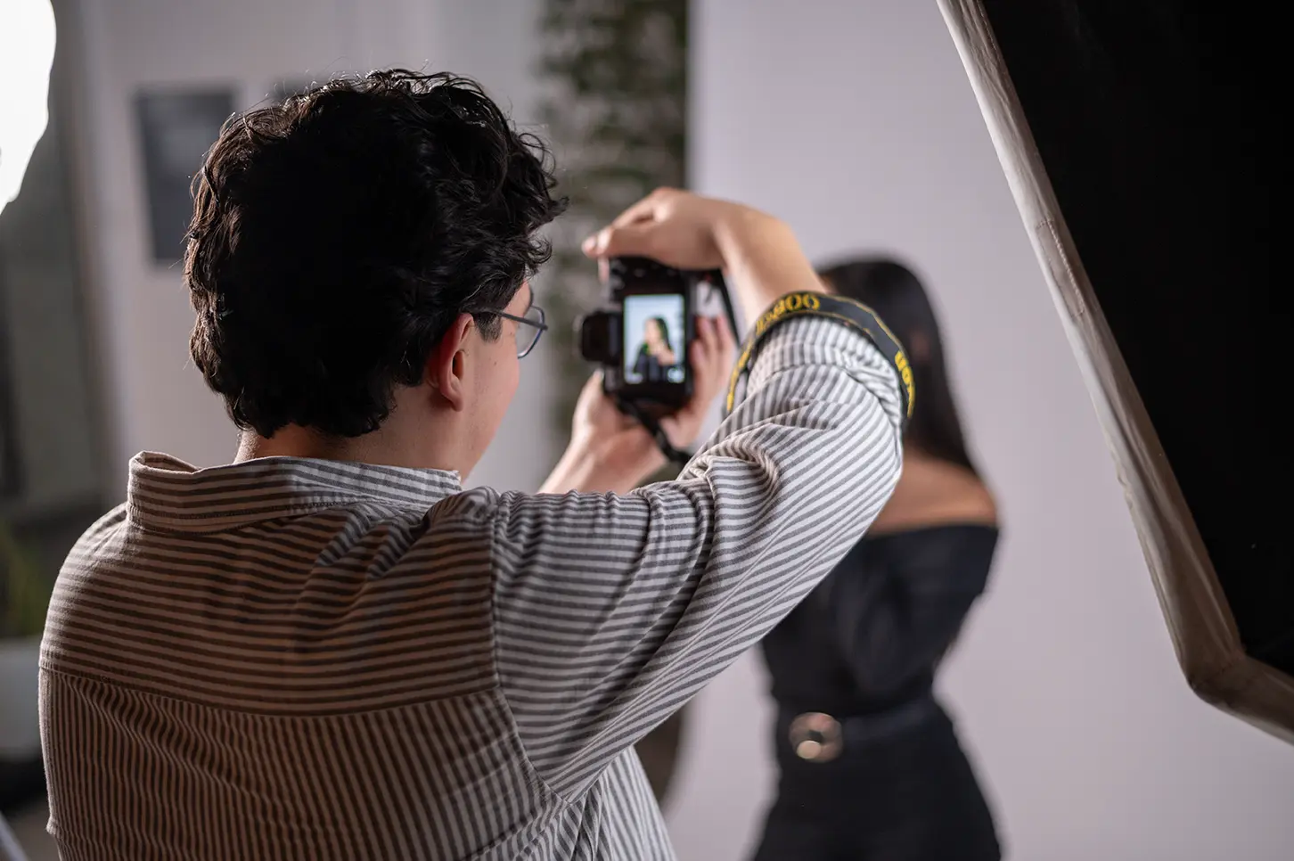 Fotógrafo del equipo Brouo realizando una sesión en estudio propio